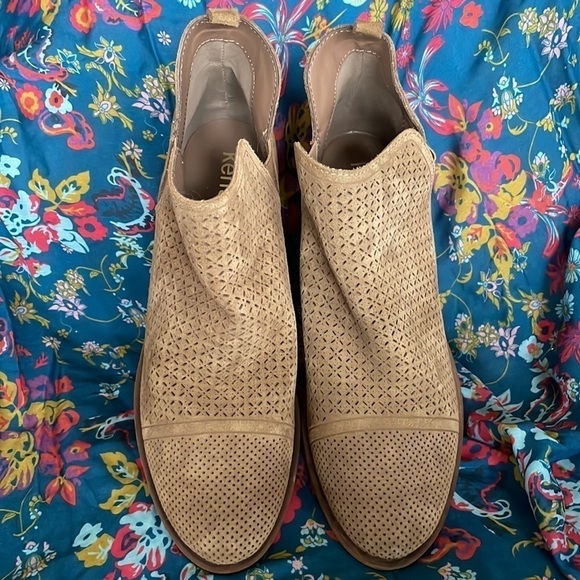 Brand New Kensie Genuine Desert Sand Suede Laser Cut Ankle Low Heeled Booties - Picture 4 of 13